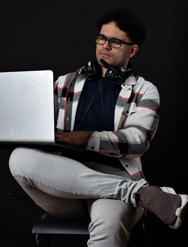 Alef Silva, desenvolvedor frontend, codando em notebook.