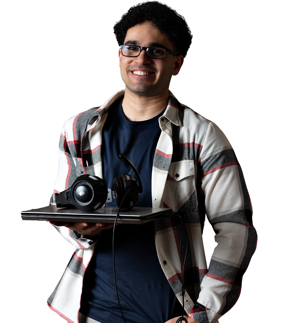 Alef Silva, desenvolvedor frontend, de pé com notebook na seção Hero.